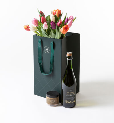 Tulipanbukett i gavepose med bobler og sjokolade